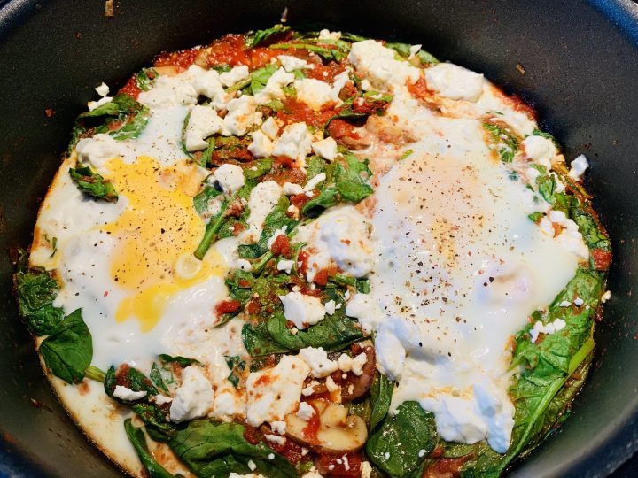 Shakshuka dengan bayam dan makanan feta