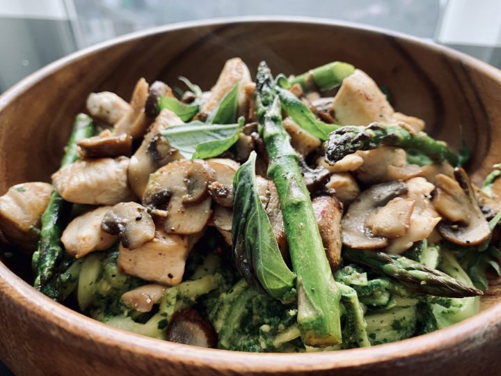 Zucchini Spaghetti dengan pesto buatan sendiri